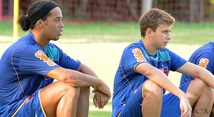 Cria do Flamengo, meia Thomás relembra parceria inusitada com Ronaldinho: 'Melhor de todos'