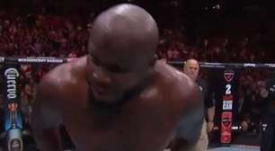 VÍDEO: Derrick Lewis causa polêmica com comemoração inusitada e mostra 'partes íntimas' ao público no UFC St. Louis