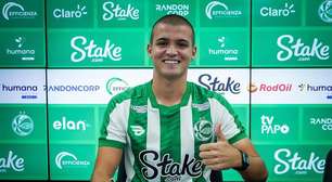 Pedro Ferreira assina primeiro contrato profissional com o Juventude