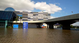 Aeroporto de Porto Alegre está com 2 metros de água e bichos mortos; veja