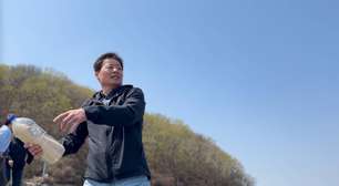 O homem que lança garrafas com arroz no mar para salvar vidas na Coreia do Norte