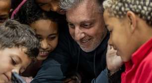Luciano Huck surge rodeado de crianças no Rio Grande do Sul
