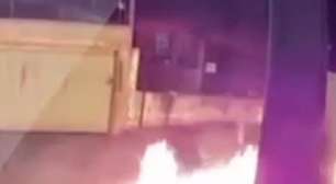 Vídeo: caminhonete de família é incendiada por suspeito e vítimas acreditam que disputa por imóvel é motivação
