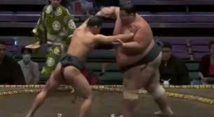 David x Golias! Lutador de sumô vence gigante com técnica e choca o mundo ao superar 158kg de diferença
