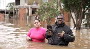 Casal enfrenta água gelada até o peito para ver o que sobrou de casa inundada