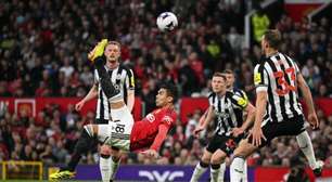 Inglês: com brasileiro improvisado na zaga, United bate Newcastle