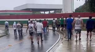 Torcedores do Fluminense protestam no CT Carlos Castilho