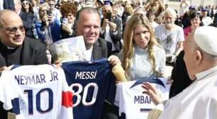Enchentes no RS: Papa abençoa camisas autografadas de Messi, Neymar e Mbappé que vão a leilão