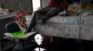 Tragédia no RS: gaúcho pendura cama no teto para salvar móvel da enchente em Pelotas