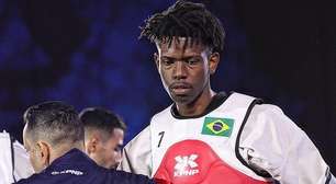 Lutador negro da seleção de taekwondo leva 'voadora' por estar abraçado com mulher branca