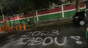 Diniz é alvo de protesto no Fluminense e recebe recado de torcedores