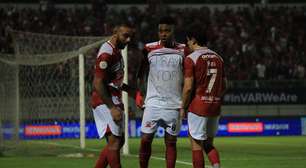 Ex-Flamengo brilha na Ásia, marca gol e faz homenagem ao RS
