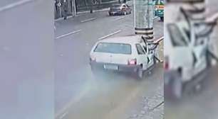 Vídeo mostra carro batendo contra poste em importante via rápida de Curitiba; dois ficaram gravemente feridos