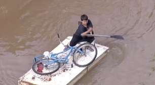 Globo flagra menino que transformou porta em canoa para resgatar bicicleta no RS