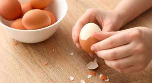 Truque para descascar ovo sem tirar partes da clara junto