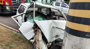 Carro bate contra poste e deixa cinco pessoas feridas em importante via rápida de Curitiba
