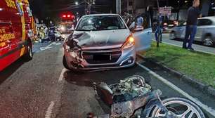 Carro bate contra traseira de moto e garupa de 19 anos morre no Parolin; motorista tentou fugir