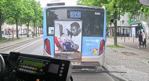 Morto há 1 ano e 4 meses, Pelé estampa anúncio nos ônibus de Paris