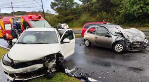 Carros batem em Curitiba e acidente em pista molhada deixa quatro feridos