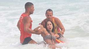 Mulher Melão se afoga na Praia da Barra da Tijuca e é resgatada por salva-vidas