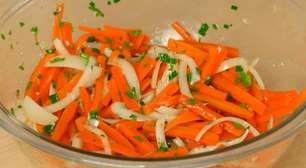 Salada de cenoura diferente de todas que você já comeu e fica uma delícia