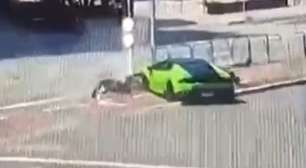 VÍDEO: Motorista de Lamborghini ATROPELA motociclista após ter seu rolex ROUBADO no semáforo