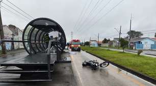 Motociclista morre após bater contra estação-tubo em Curitiba