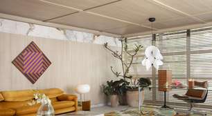 Home office de 45 m² tem estante de marcenaria e mármore e área de estar