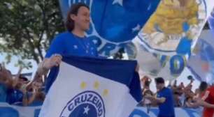 Cássio chega a Belo Horizonte e vê festa do torcedor do Cruzeiro