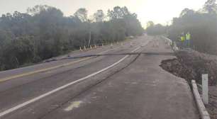 Trecho de rodovia desaba em Capela de Santana (RS)
