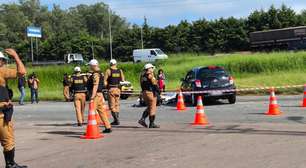 Motociclista tenta ultrapassar caminhão e morre após bater contra carro em Curitiba