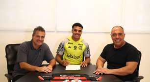Flamengo anuncia renovação de contrato com o volante Igor Jesus e também o atacante Werton