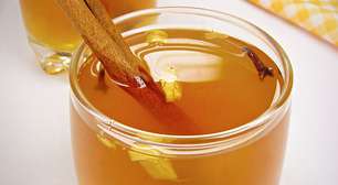Aprenda a fazer quentão de mel junino em apenas meia hora