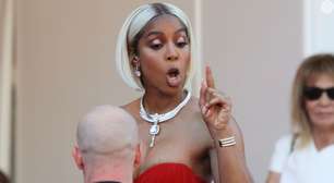 Barraco 'de luxe' em Cannes? Kelly Rowland, do Destiny's Child, é flagrada com dedo em riste para segurança no tapete vermelho