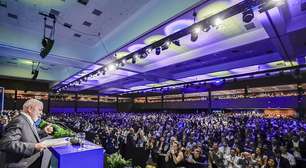 Lula recebe vaiasjogo de ganhar dinheiro pelo pixencontro de prefeitos e pede 'civilidade'