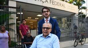 Sérgio Cabral presta depoimento fora da prisão pela primeira vez e aparece em cadeira de rodas