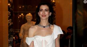 Vestido diferentão assimétrico e joias de milhões: como Anne Hathaway conseguiu montar um look elegante e criativo?