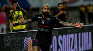 Gabigol vai para os braços do povo e é ovacionado por torcedores do Flamengo em chegada a Manaus