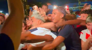 De visual novo, Gabigol vai para os braços da torcida em chegada do Flamengo a Manaus