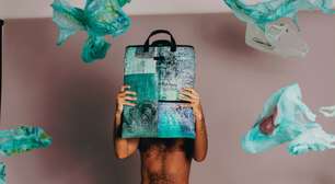 Marca de bolsas cria design com sacolas de supermercado e vira moda