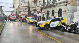 Acidente com moto da PM deixa dois feridos em movimentada esquina do Centro de Curitiba