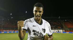 Joia do Botafogo celebra estreia no profissional: 'Eu quase desisti'