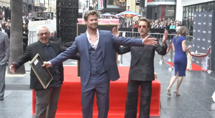 Chris Hemsworth inaugura estrela na Calçada da Fama e Robert Downey Jr. brinca: 'Embalagem bonita'