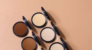 Entenda a diferença entre pó compacto e pó solto e qual deve ser usado para selar a maquiagem
