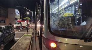 Pedestre é atropelado por ônibus 'ligeirinho' e para-brisa chega a quebrar com força da colisão na República Argentina