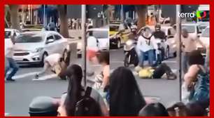 Motociclista e agente de trânsito são flagrados trocando socos no meio da rua em MG