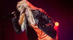 Cantora Taylor Momsen é mordida por morcego durante show de rock