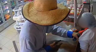Assaltante tranquiliza atendente de padaria durante roubo, em Planaltina