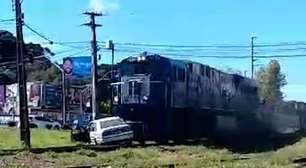 Susto! Imagens mostram trem batendo contra carro em cima dos trilhos em Pinhais