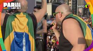 Sem camisa do Brasil, Tiago Abravanel improvisa com bandeira na Parada